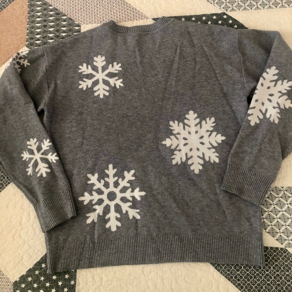 Faux Pearl Snowflake Calligraphie Sweater - Picture 2 of 9